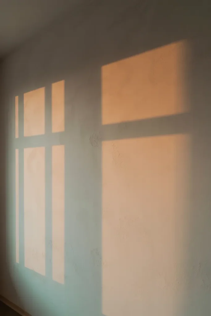 Bare Wall with Controlled Light Reflection Zones